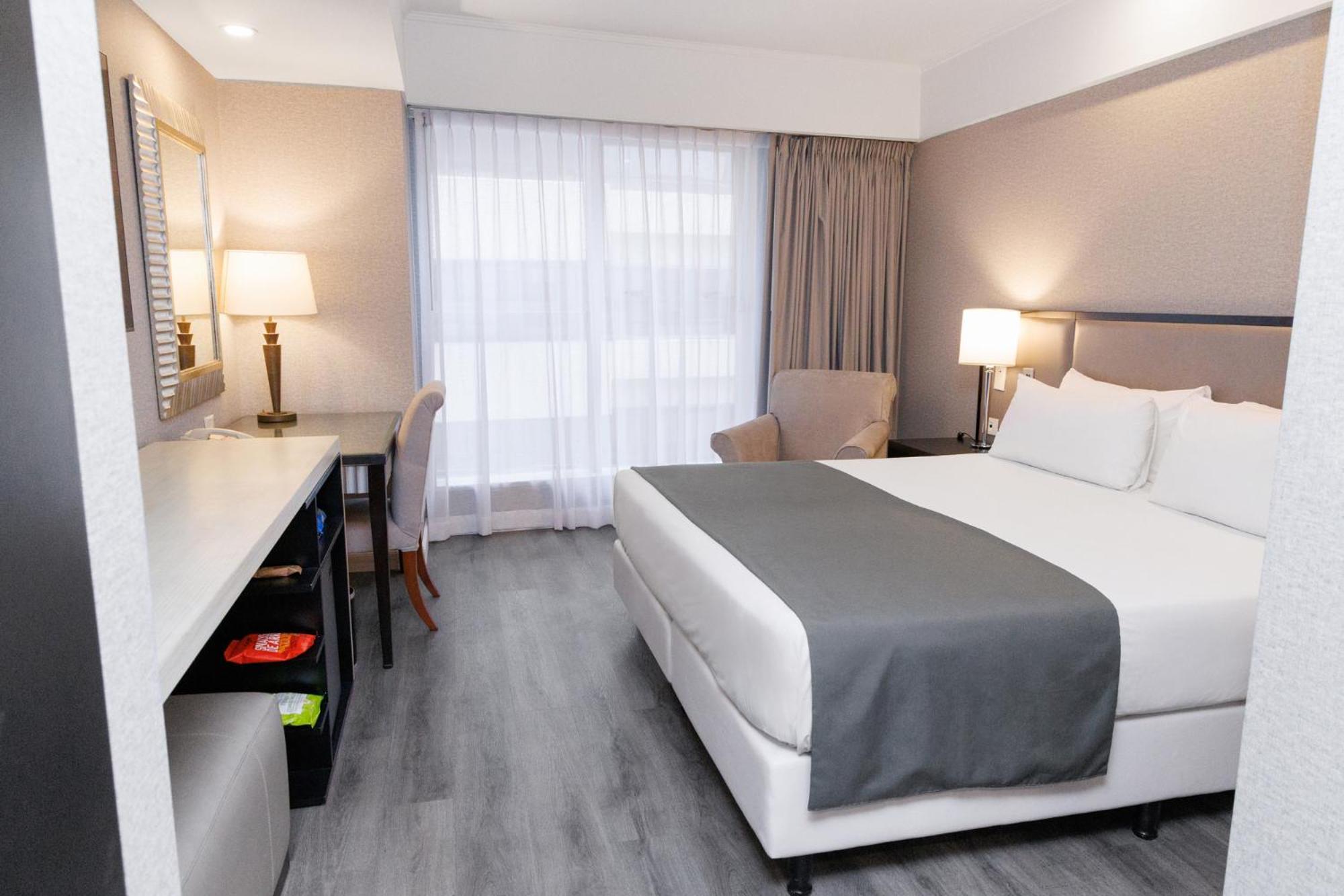Zimmer mit Kingsize-Bett